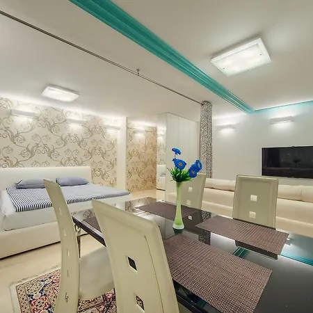 On Komarovskiy Rynok Apartment Minsk